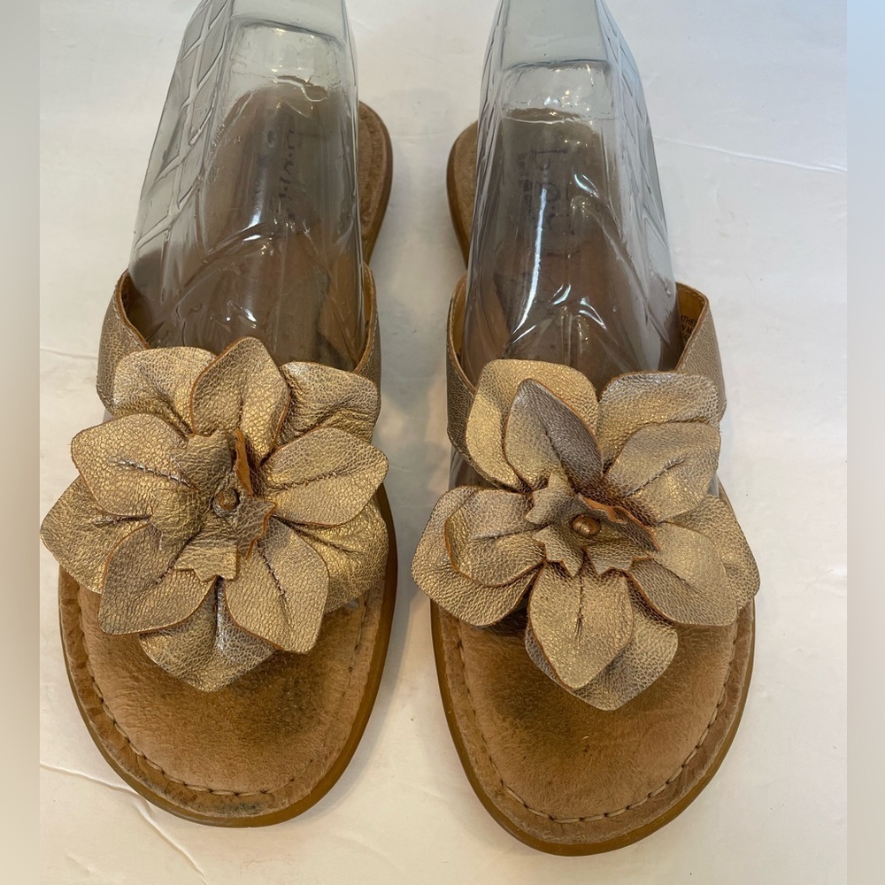 b.o.c Born Concepts Gold Leather Floral Flip Flop Open Toe Sandals Size 8
